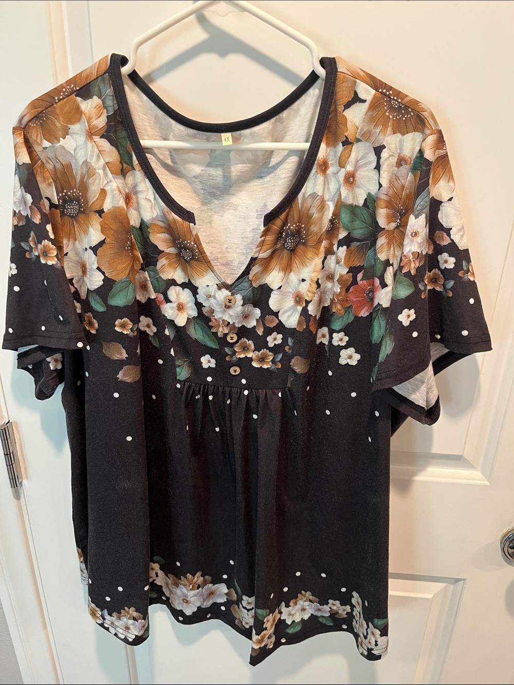 In’Voland Floral V‑Neck Short Sleeve Top in Black and Brown